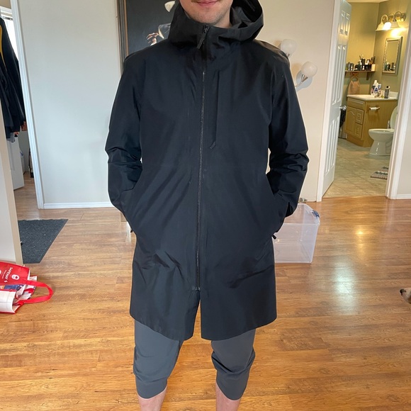 2016 *Designer* Arcteryx Men’s Fitted Rain Jacket. - Picture 2 of 3